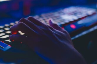 cyberbezpiecze?stwo, haker, klawiatura, hakerzy