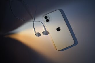 iPhone 11, Apple