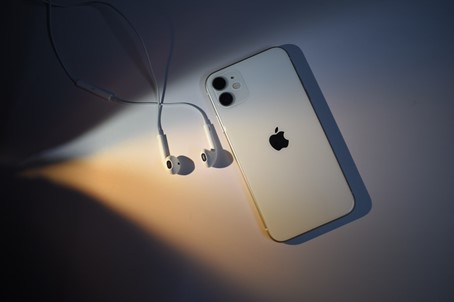 iPhone 11, Apple