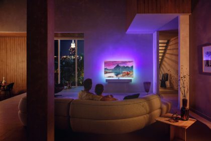 OLED986 LS COUPLE WATCHING MOVIE RGB 01