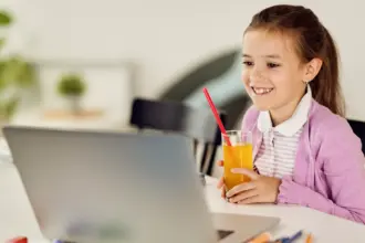 Dzieci, laptop, przetarg